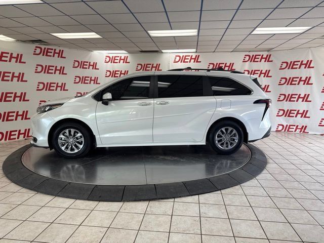 Used 2025 Toyota Sienna XLE w/ XLE Plus Package FWD image 12