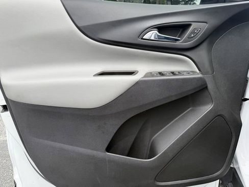 Used 2023 Chevrolet Equinox LS FWD image 9