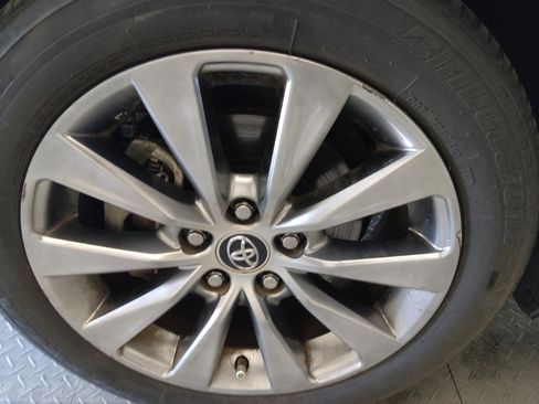 Used 2015 Toyota Camry XLE image 31