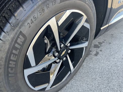 Used 2025 Chevrolet Equinox EV LT image 2