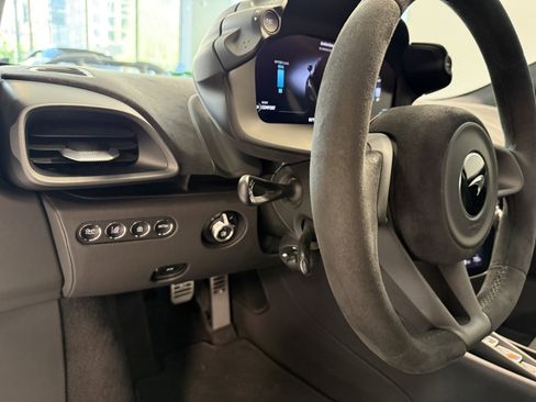 Used 2023 McLaren Artura RWD image 17