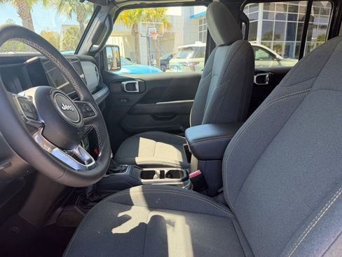 Used 2025 Jeep Wrangler Unlimited Sahara image 8