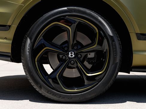 Used 2024 Bentley Bentayga image 9