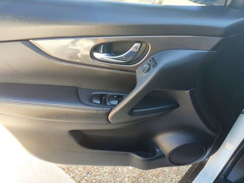 Used 2020 Nissan Rogue SV AWD/4WD image 18
