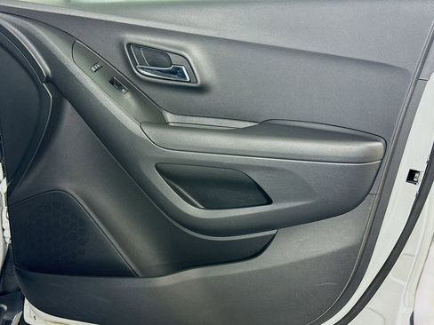 Used 2020 Chevrolet Trax LT w/ LT Convenience Package image 29