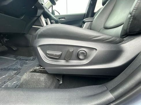 Used 2025 Toyota Corolla Cross XLE FWD image 18