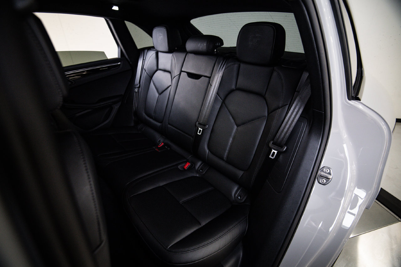 Certified 2025 Porsche Macan AWD/4WD image 23