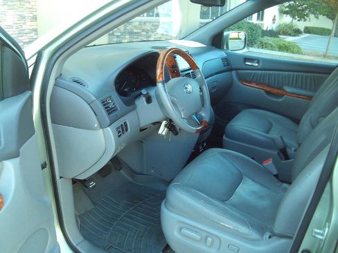 Used 2008 Toyota Sienna XLE Limited image 25