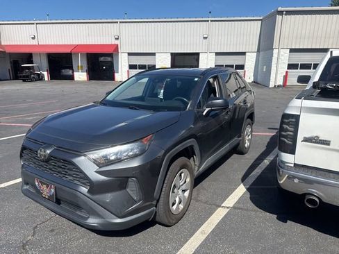 Used 2020 Toyota RAV4 LE AWD/4WD image 2