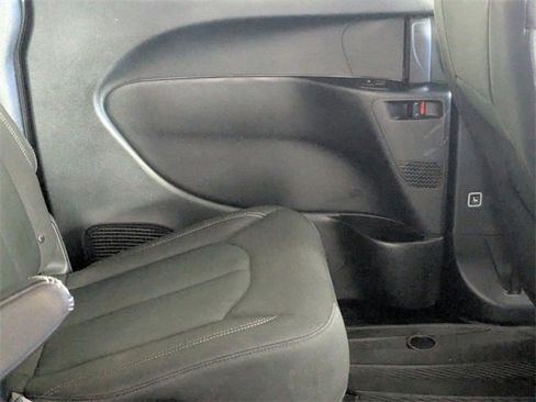 Used 2018 Chrysler Pacifica Touring Plus w/ S Appearance Package image 33