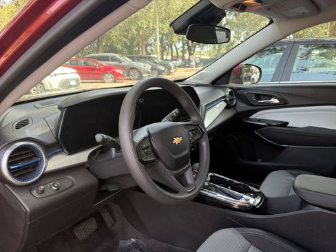 Used 2025 Chevrolet Trax LT FWD image 33