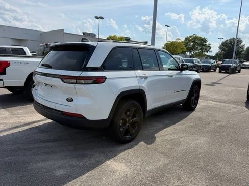 Used 2023 Jeep Grand Cherokee Altitude AWD/4WD image 4