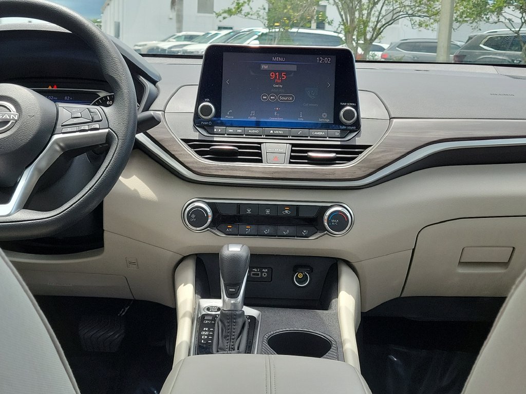 Used 2025 Nissan Altima 2.5 SV FWD image 14