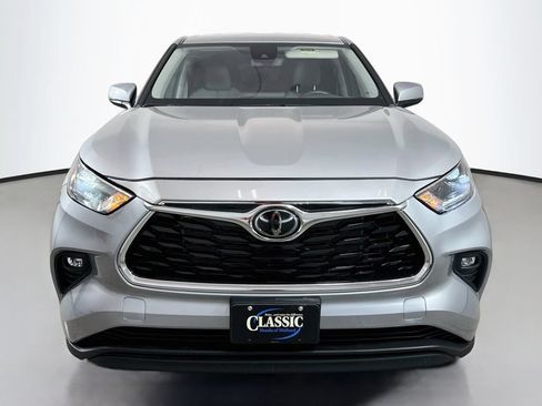 Used 2023 Toyota Highlander LE FWD image 2