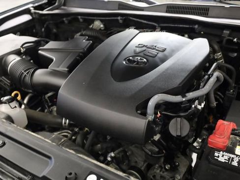 Used 2019 Toyota Tacoma SR5 AWD/4WD image 9