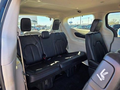 Used 2022 Chrysler Pacifica Touring-L AWD/4WD image 17