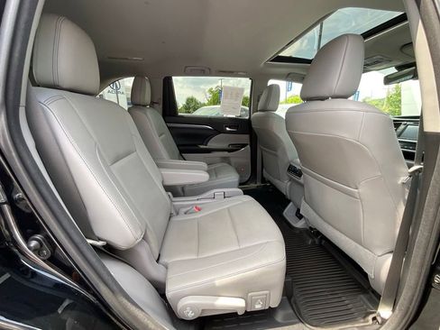 Used 2017 Toyota Highlander Limited AWD/4WD image 21