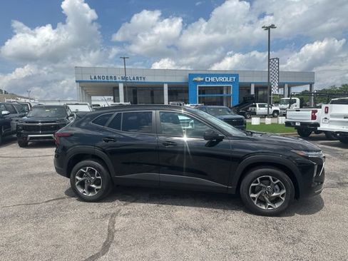 New 2026 Chevrolet Trax LT FWD image 2