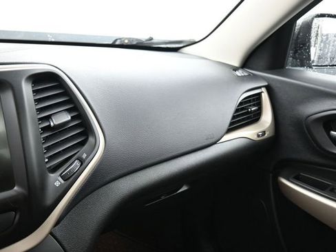 Used 2018 Jeep Cherokee Limited image 22