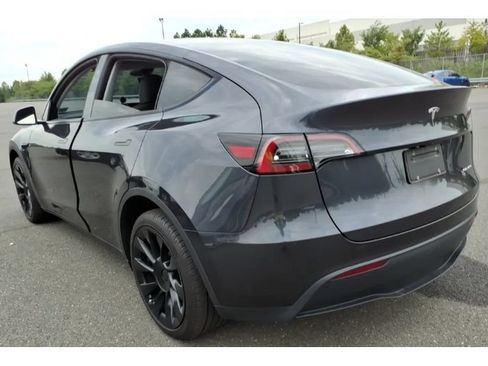 Used 2024 Tesla Model Y Long Range AWD/4WD image 3