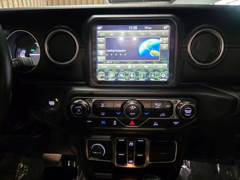 Used 2022 Jeep Wrangler Unlimited Sahara AWD/4WD image 10