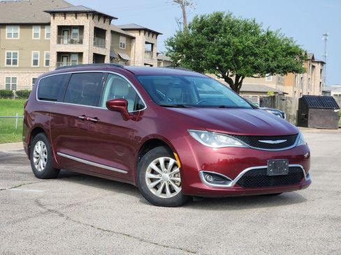 Used 2017 Chrysler Pacifica Touring-L FWD image 1