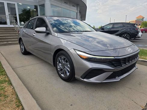 Used 2024 Hyundai Elantra SEL FWD image 3