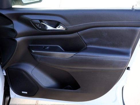 Used 2023 GMC Acadia SLT image 13