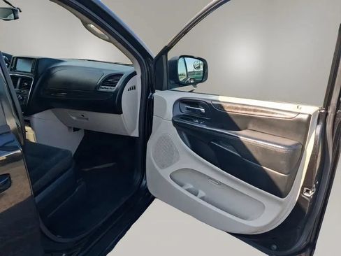 Used 2018 Dodge Grand Caravan SE w/ UConnect Hands-Free Group FWD image 32