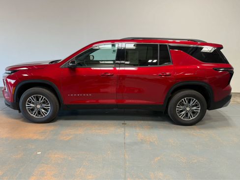Used 2025 Chevrolet Traverse LT w/ Driver Confidence Package AWD/4WD image 2