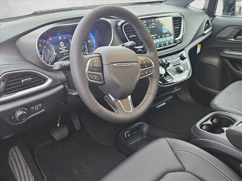 New 2027 Chrysler Pacifica Select FWD image 3