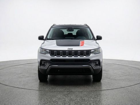 Used 2025 Jeep Compass Trailhawk image 2