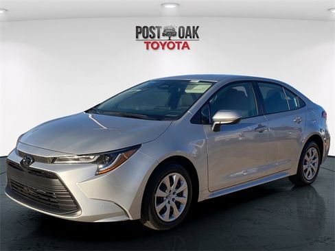Used 2025 Toyota Corolla LE image 3
