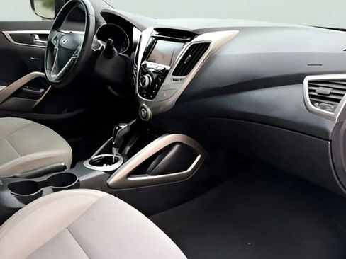 Used 2013 Hyundai Veloster w/ Style Pkg image 20