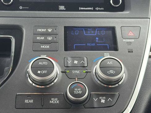 Used 2018 Toyota Sienna Limited w/ Carpet Mat Package FWD image 15