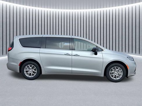 New 2026 Chrysler Pacifica Select FWD image 5