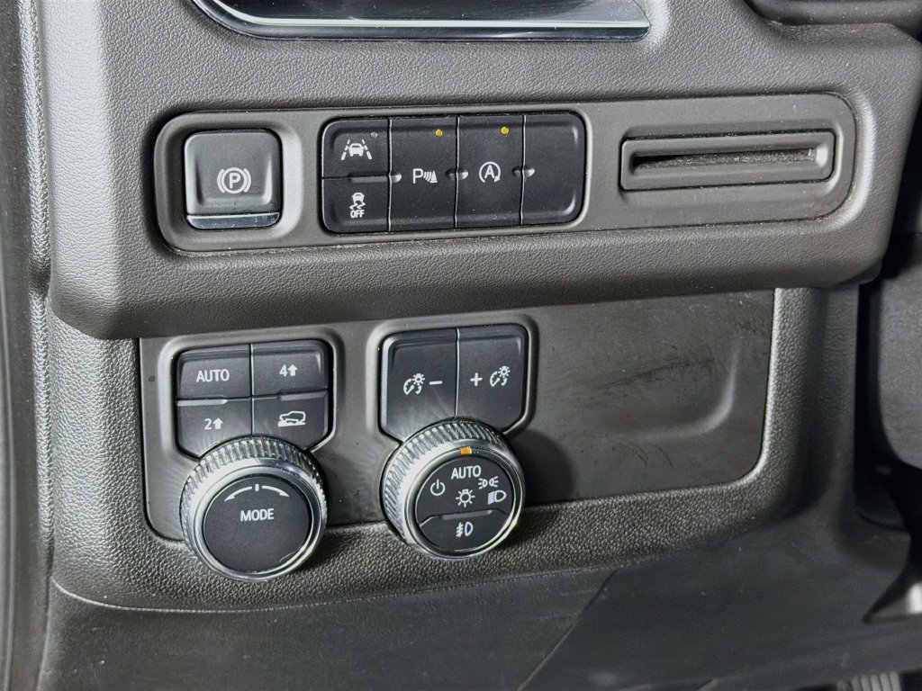 Used 2024 GMC Yukon SLT AWD/4WD image 10