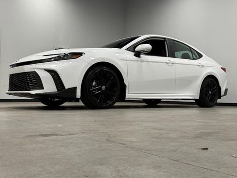 Used 2025 Toyota Camry SE image 5