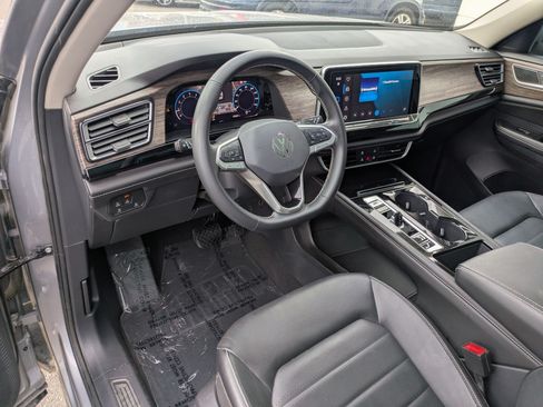 Used 2024 Volkswagen Atlas SEL AWD/4WD image 17