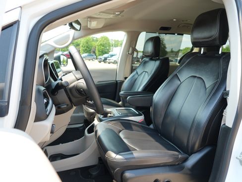 Used 2023 Chrysler Pacifica Touring-L FWD image 14