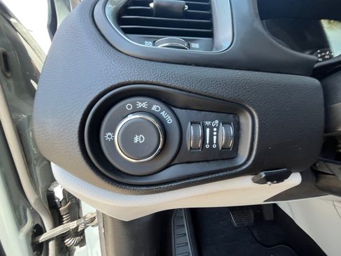 Used 2018 Jeep Renegade Limited AWD/4WD image 12