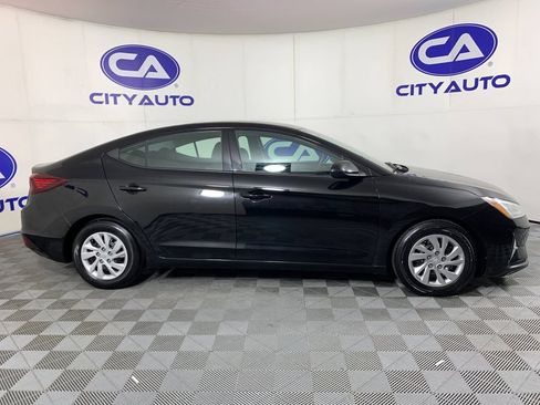 Used 2019 Hyundai Elantra SE w/ Winter Weather Package FWD image 2