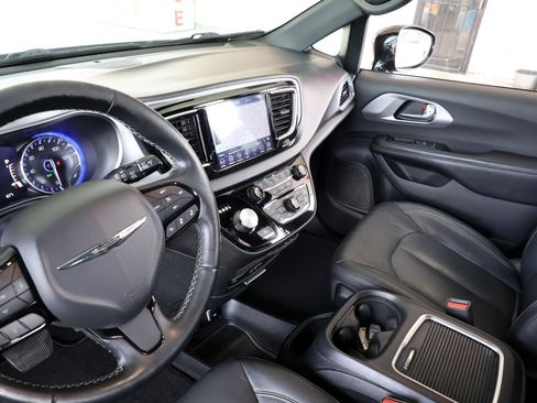 Used 2019 Chrysler Pacifica Touring-L Plus w/ Advanced Safetytec Group FWD image 40