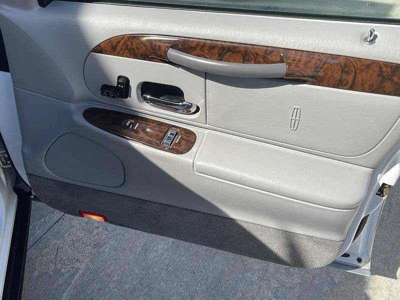 Used 1999 Lincoln Town Car Signature RWD image 42