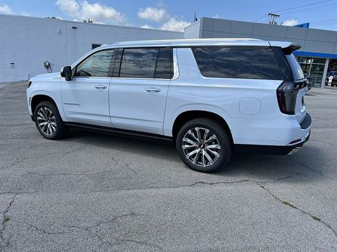 New 2026 Chevrolet Suburban High Country AWD/4WD image 3