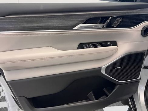 Used 2023 Jeep Wagoneer Series II w/ Flexible Seating Group image 20