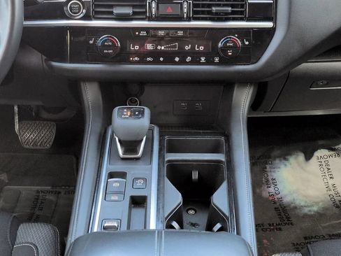 Used 2022 Nissan Pathfinder SV FWD image 19