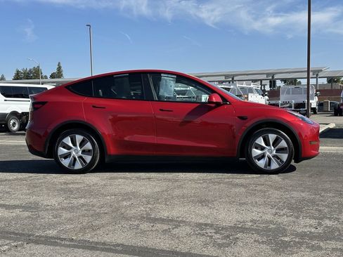 Used 2023 Tesla Model Y Long Range AWD/4WD image 2