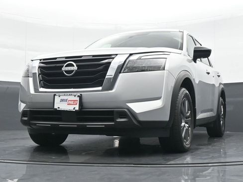 Used 2024 Nissan Pathfinder S image 16