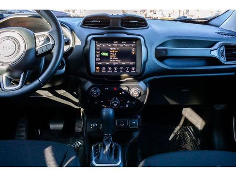 Used 2023 Jeep Renegade Latitude w/ Premium Group image 14